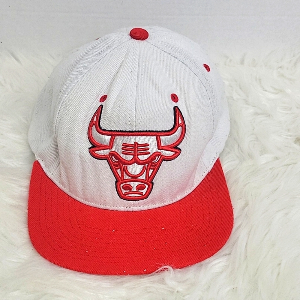 MITCHELL AND NESS Chicago Bulls Red and‎ White Hat
